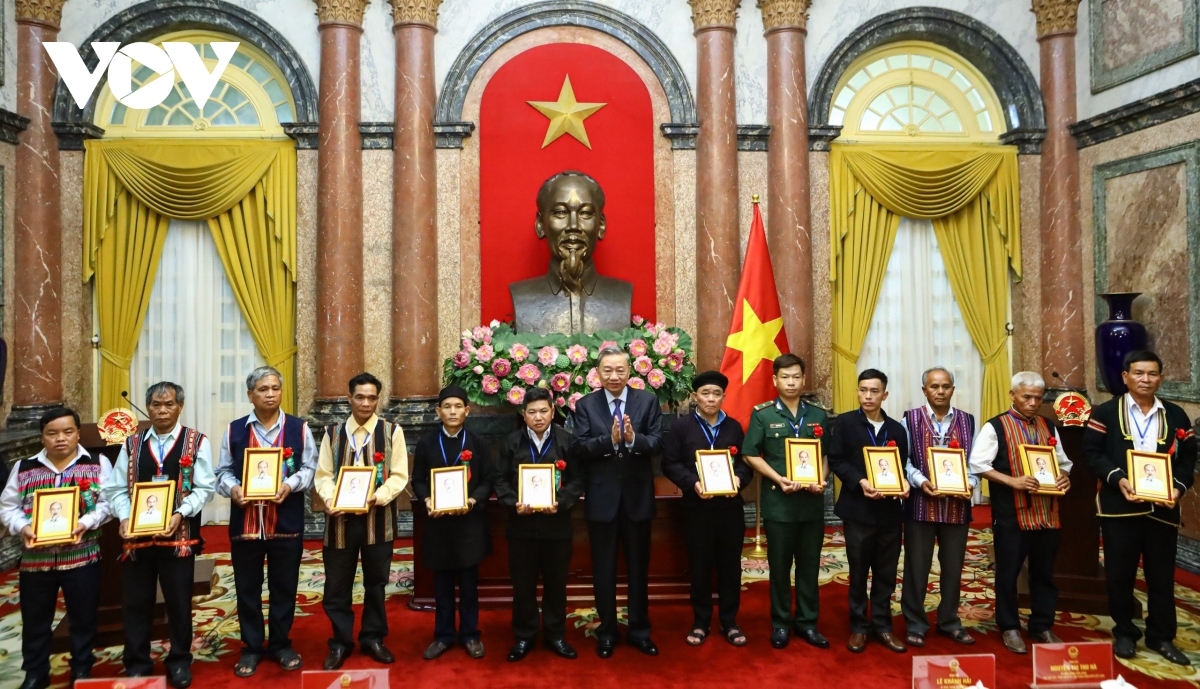 Chủ tịch nước Tô Lâm tặng quà các đại biểu.