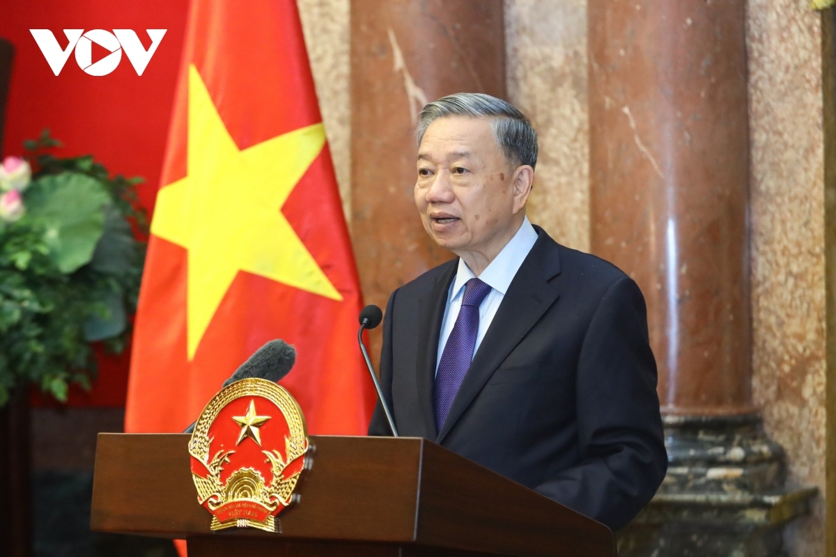 Chủ tịch nước Tô Lâm tr’lum lâng apêê đại biểu manuyh vêy bấc ngai chăp tr’haanh