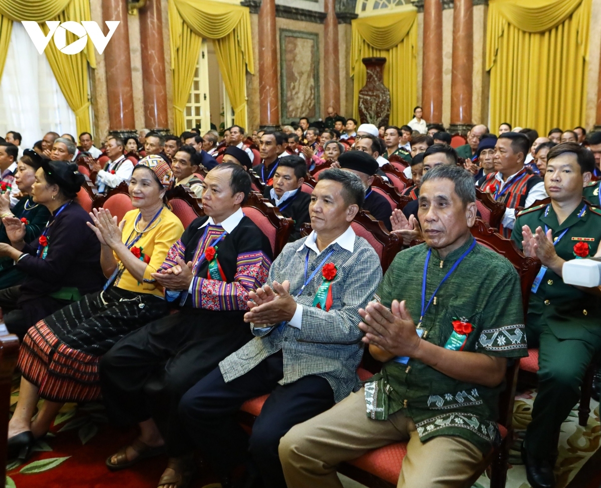 Apêê đại biểu manuyh vêy bấc ngai chăp tr’haanh coh đhanuôr acoon coh