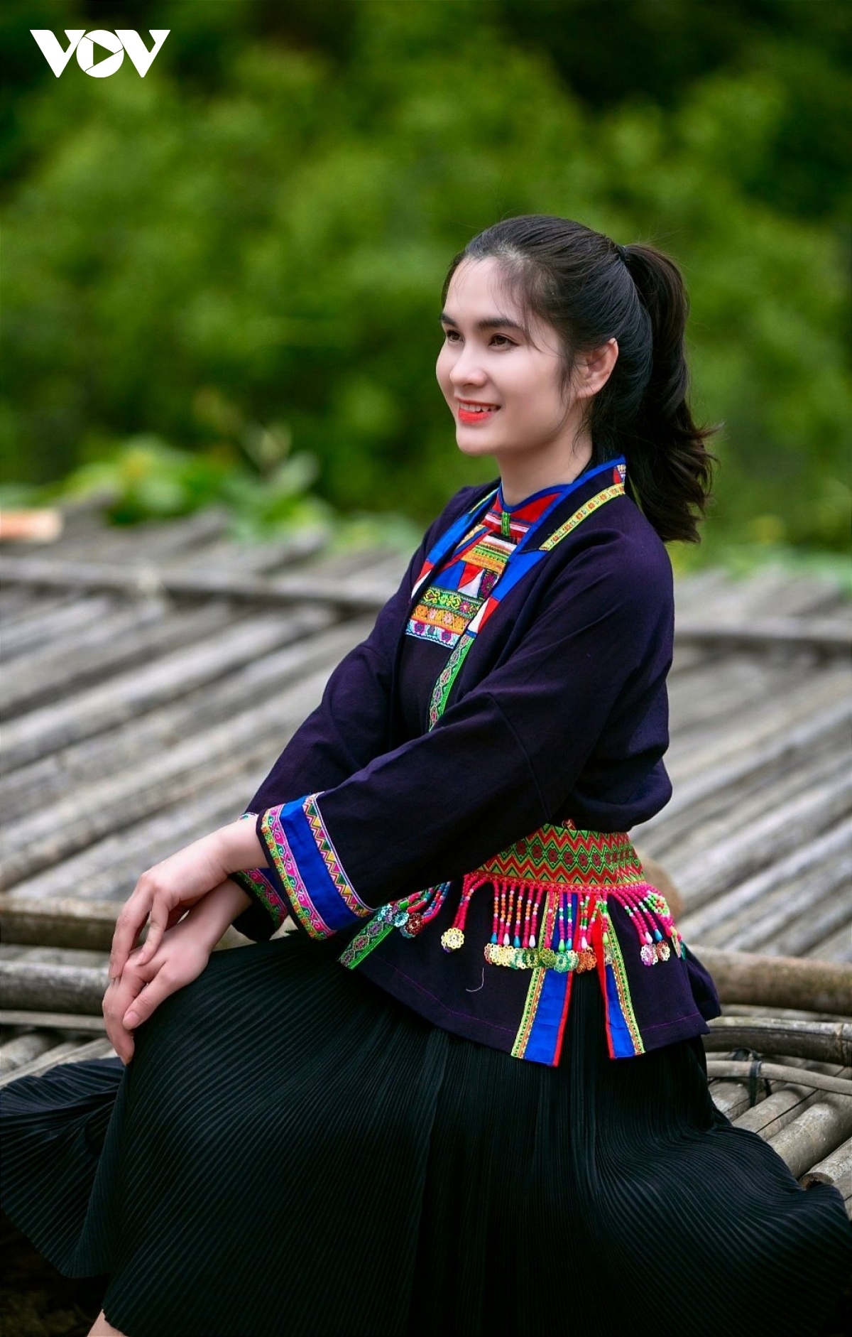 Thiếu nữ Mông đen duyên dáng trong trang phục truyền thống dân tộc