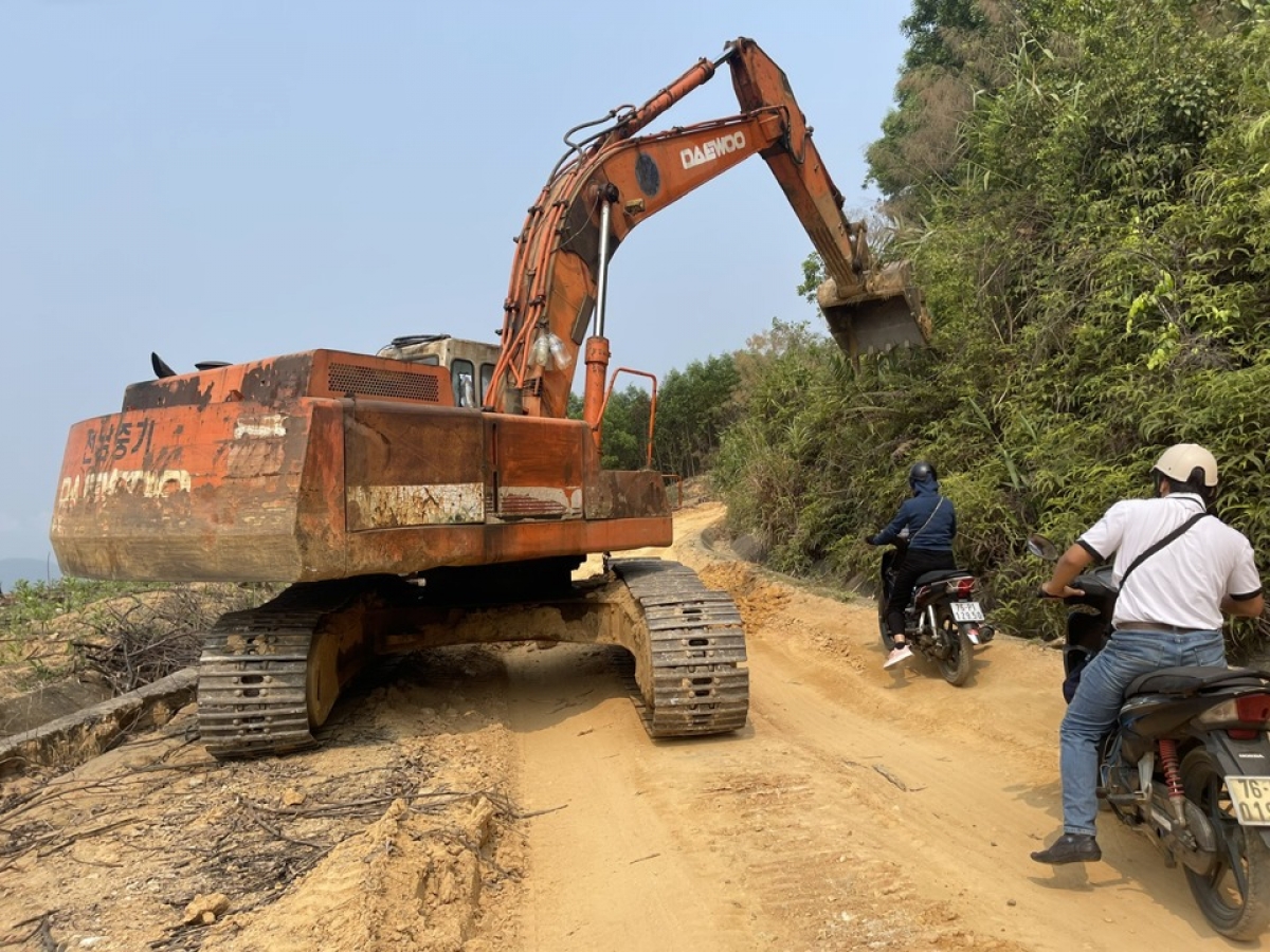 Đầu tư làm đường giao thông miền núi