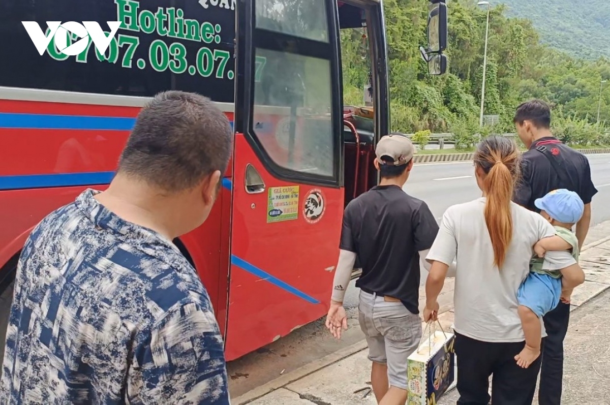 Gia đình anh Đỗ Bá Duy được CSGT Công an Đà Nẵng đưa lên xe khách trở về quê.