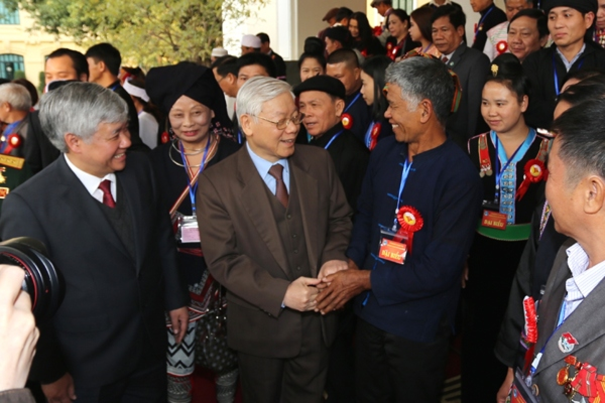 Tổng Bí thư Nguyễn Phú Trọng trò chuyện cùng các đại biểu người có uy tín, nhân sỹ trí thức, doanh nhân DTTS tiêu biểu năm 2017 (Ảnh: Ngọc Tuấn)