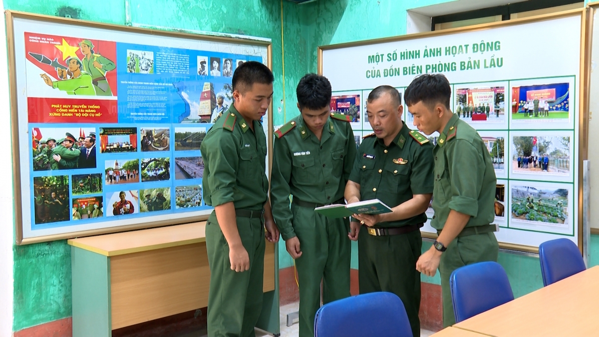 
Trung tá Nguyễn Ngọc Hà – Yŏng Kơđông linh vei lăng tơring sơlam Bản Lầu (mă 2 đơ̆ng păih ‘ngieo) jĭ bơngai đei tơƀâp, pơma nuh hăm Tổng Bí thư Nguyễn Phú Trọng