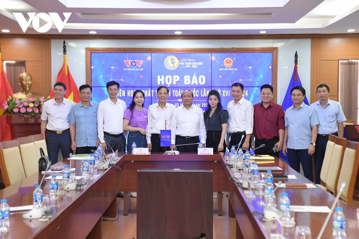 Các đại biểu chụp ảnh kỷ niệm (Ảnh: Hà Phương)