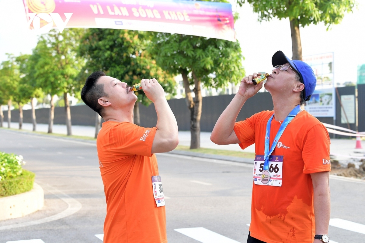 Tiếp sức sau khi hoàn thành đường chạy 5km