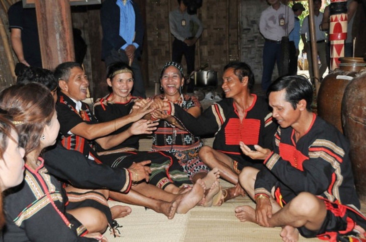 Tơdroăng pro tơchiăng, nhŏng o thăm rế achê dêi pó