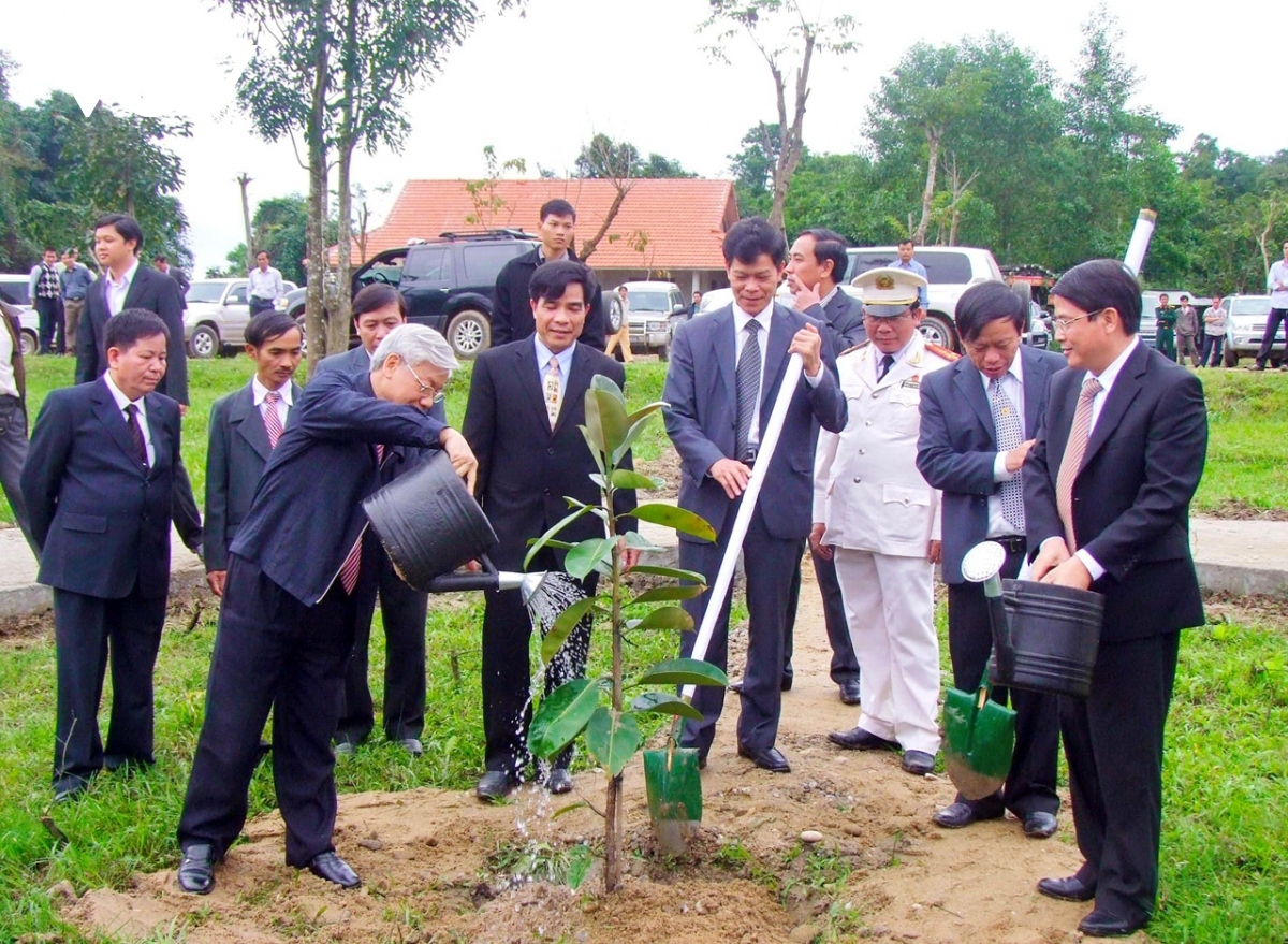 Tổng Bí thư Nguyễn Phú Trọng choh tơơm zari bhrôông đhị Zr’lụ c’kir lịch sử căn cứ Khu ủy Khu 5, chr’val Sông Trà, chr’hoong Hiệp Đức coh c’moo 2012 - Cha nụp: Vũ Quang Hùng