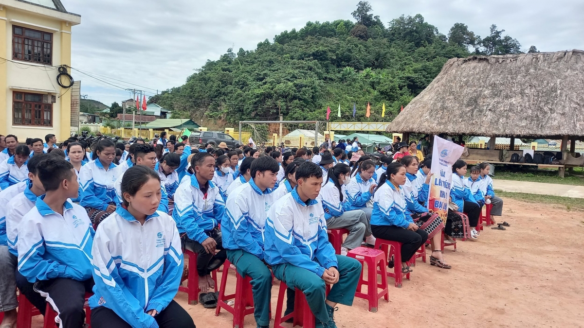 Hội viên phụ nữ và nhân dân tham dự buổi lễ phát động. Ảnh: SỸ - KHANH