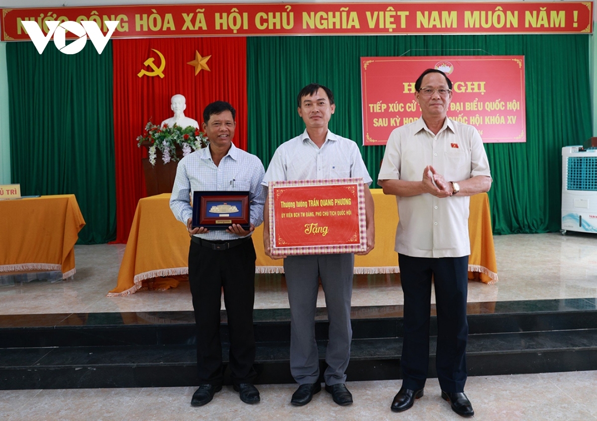 Phó Chủ tịch Quốc hội Trần Quang Phương (ngoài cùng bên phải) tặng quà đại diện xã Sơn Mùa