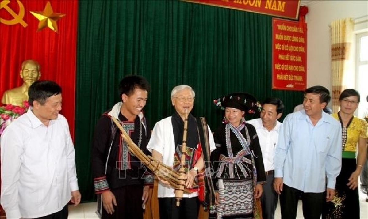 Khua git gai Ping gah dêh čar ơi Nguyễn Phú Trọng ayup đing khèn djuai ania Mông ƀơi să Bản Bo, tơring glông Tam Đường