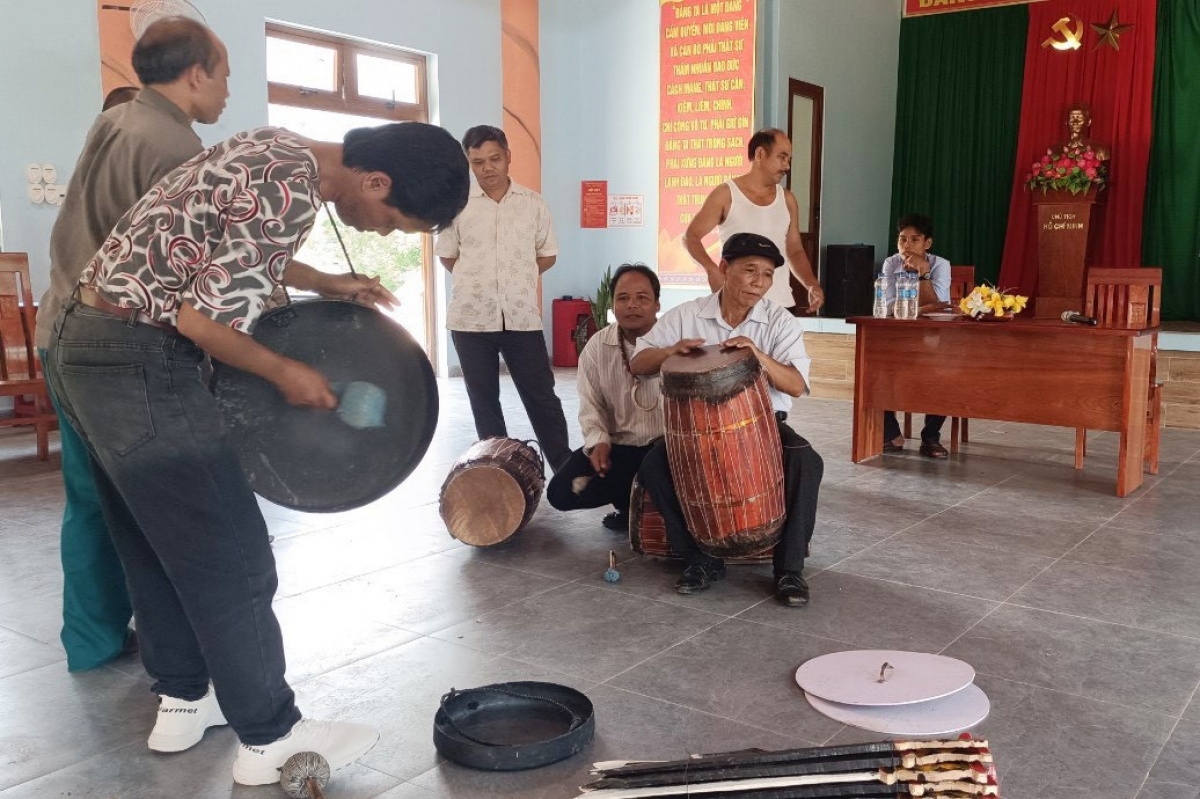 Các nghệ nhân người Cơ Tu hướng dẫn học viên kỹ thuật đánh trống, chiêng. Ảnh: V.H