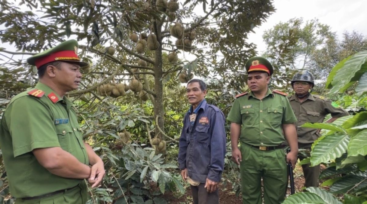 Khu kŏng an cheăm đi đo lăm pơtrui ngăn vâ gum kuăn pơlê tơniăn tung rak ngăn, krí xo dêi plâi