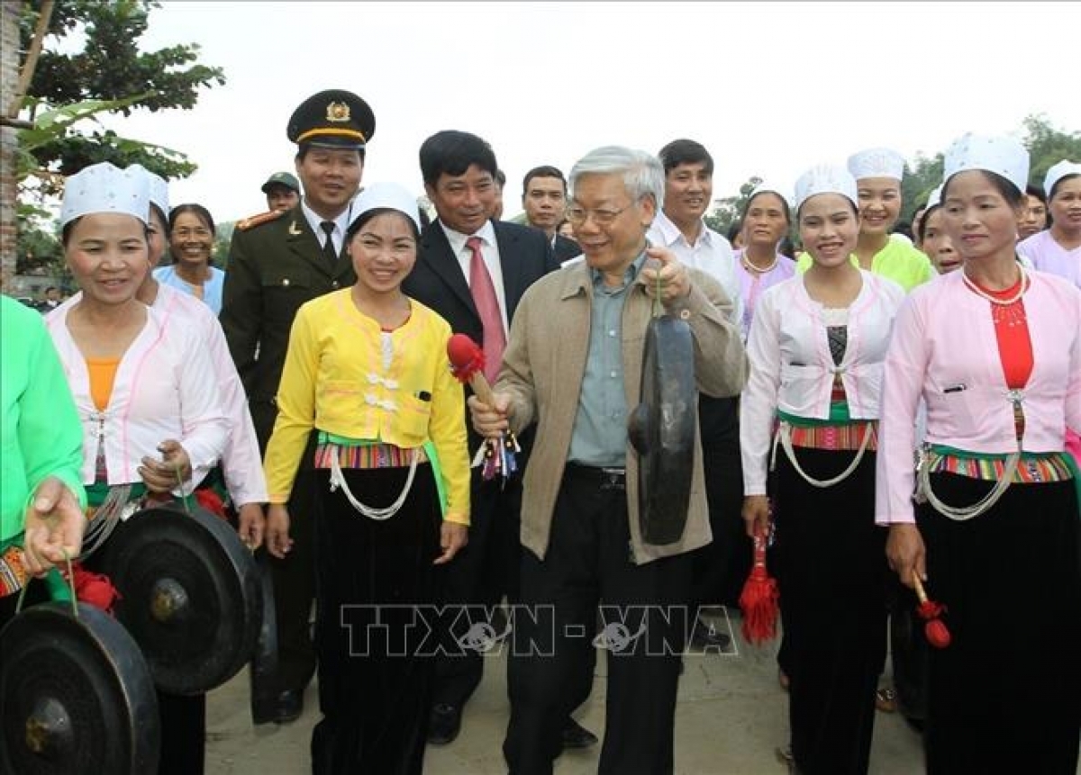 Tổng Bí thư Nguyễn Phú Trọng đah ƀon lan rnoi Mường ta Hòa Bình