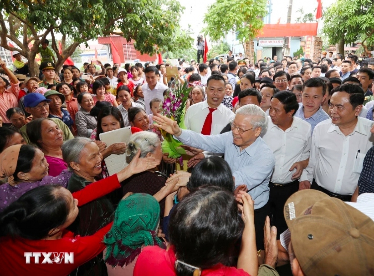 Tổng Bí thư Nguyễn Phú Trọng với nhân dân thôn Thượng Điện, xã Vinh Quang, huyện Vĩnh Bảo trong Ngày hội Đại đoàn kết toàn dân tộc thành phố Hải Phòng (15/11/2017) (Ảnh: Trí Dũng/TTXVN)