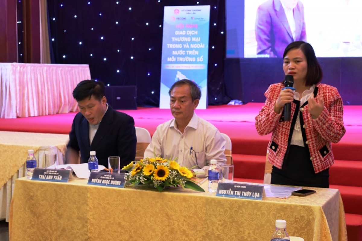 Bà Nguyễn Thị Thúy Lụa - Đại lý của Alibaba Việt Nam chia sẻ kinh nghiệm hỗ trợ doanh nghiệp tại Đắk Lắk đưa hàng lên kênh thương mại điện tử tại Hội nghị giao dịch thương mại trong và ngoài nước trên môi trường số do Sở Công thương tỉnh tổ chức.
Ảnh: Nam Trang/VOV Tây Nguyên.