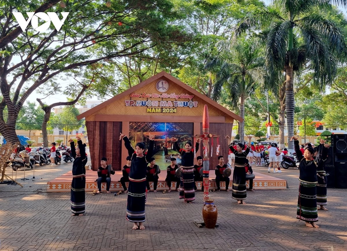 Vũ đoàn Doremi Kid... hu ngak jeng sa danak dak daoh tamia biak chreih chrai