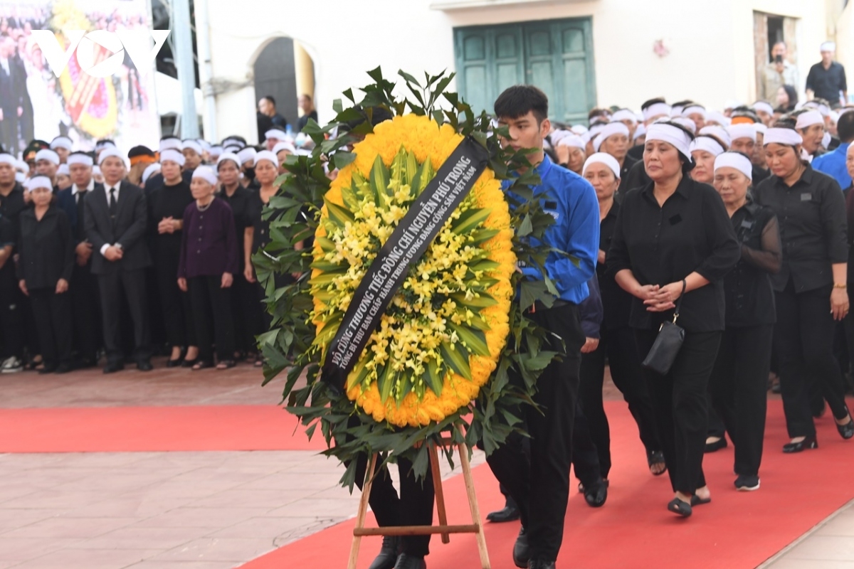 Đúng 6h sáng, lễ viếng tại nhà văn hóa thôn Lại Đà đã được diễn ra. Đông đảo người dân xã Đông Hội và thân nhân gia đình Tổng Bí thư, cùng hàng nghìn người dân đã tới viếng. 