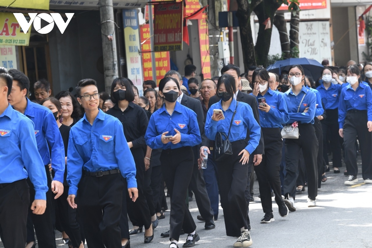 Các đoàn viên Thanh niên vào viếng Tổng Bí thư.  