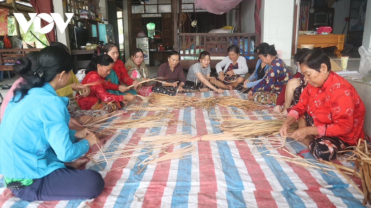 Nghề đan sản phẩm lục bình thu hút nhiều lao động nông thôn, nhất là chị em phụ nữ tham gia