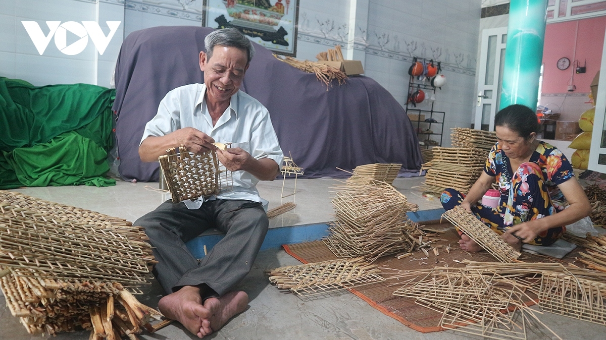 Gia đình ông Mã Thanh Sơn, ấp Mỹ Thọ, xã Mỹ Quới đã gắn bó khoảng 5 năm nay với nghề đan sản phẩm lục bình