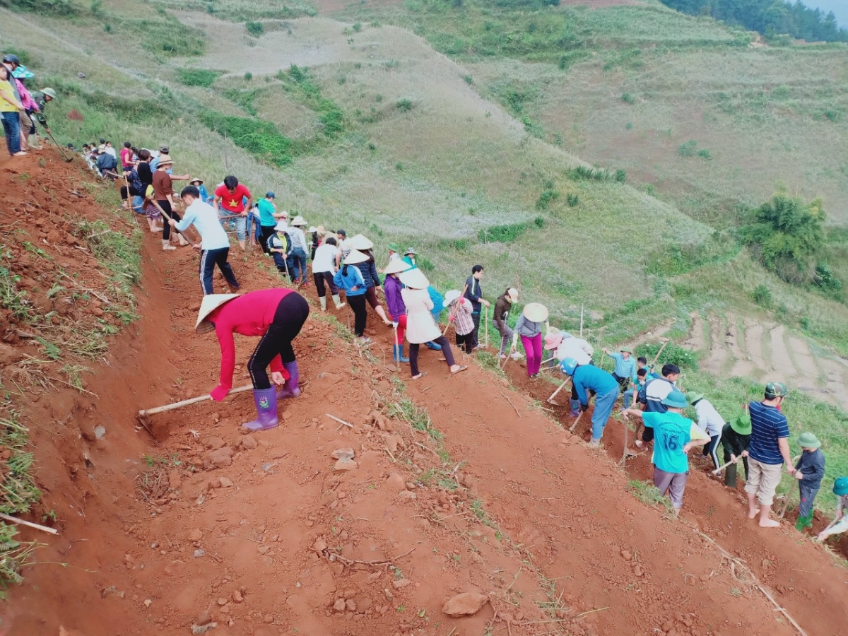 Pêi klâng kơlo tung hâi “Mơ’nui măng tĭng rơtế ƀă kuăn pơlê” a Mù Cang Chải