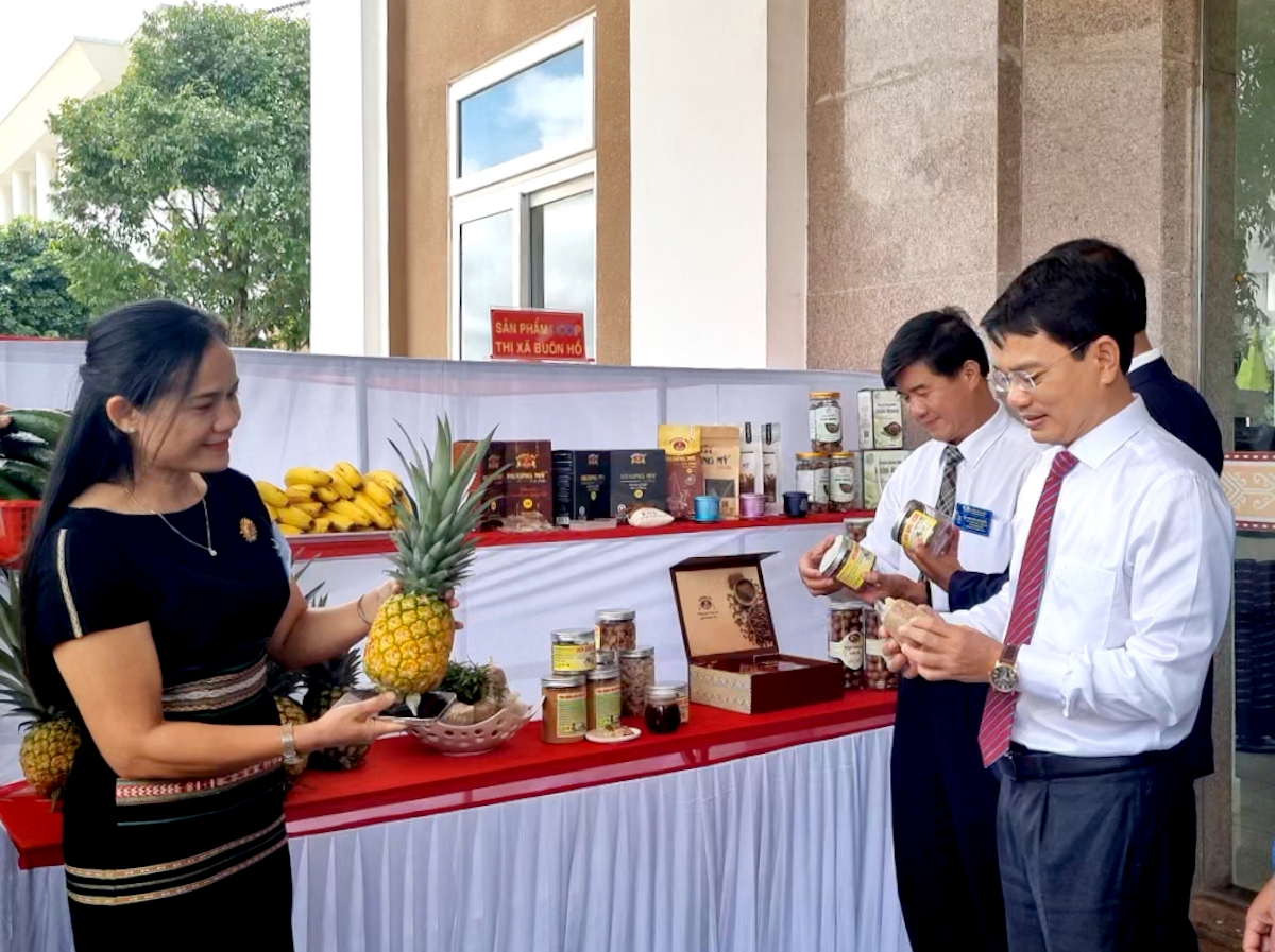 Người dân nỗ lực phát triển sản xuất, tạo nên các sản phẩm
mang thương hiệu của thị xã Buôn Hồ. Ảnh: H Xíu/VOV Tây Nguyên