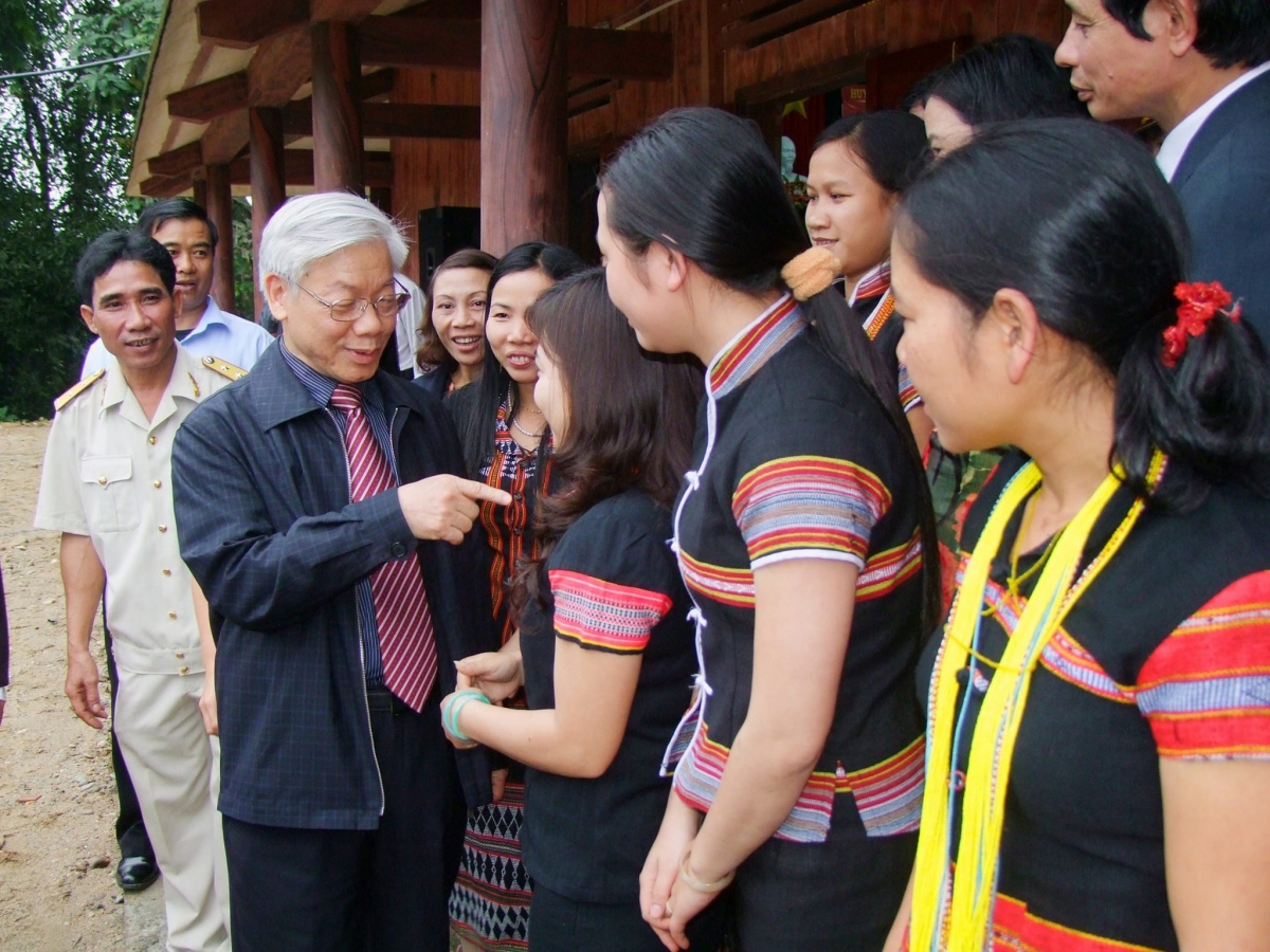 Tổng Bí thư Nguyễn Phú Trọng động viên người dân vùng căn cứ cách mạng huyện Hiệp Đức, tỉnh Quảng Nam vượt khó để lao động sản xuất. (Ảnh Vũ Quang Hùng)