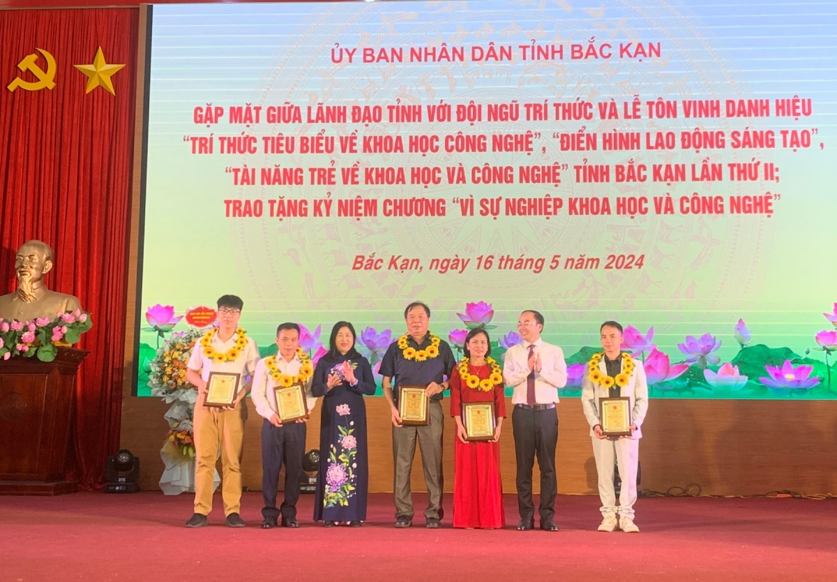 Nông Hồng Minh (ngoài cùng bên trái) vinh dự được tôn vinh là "“Tài năng khoa học và công nghệ trẻ” tỉnh Bắc Kạn 2024.