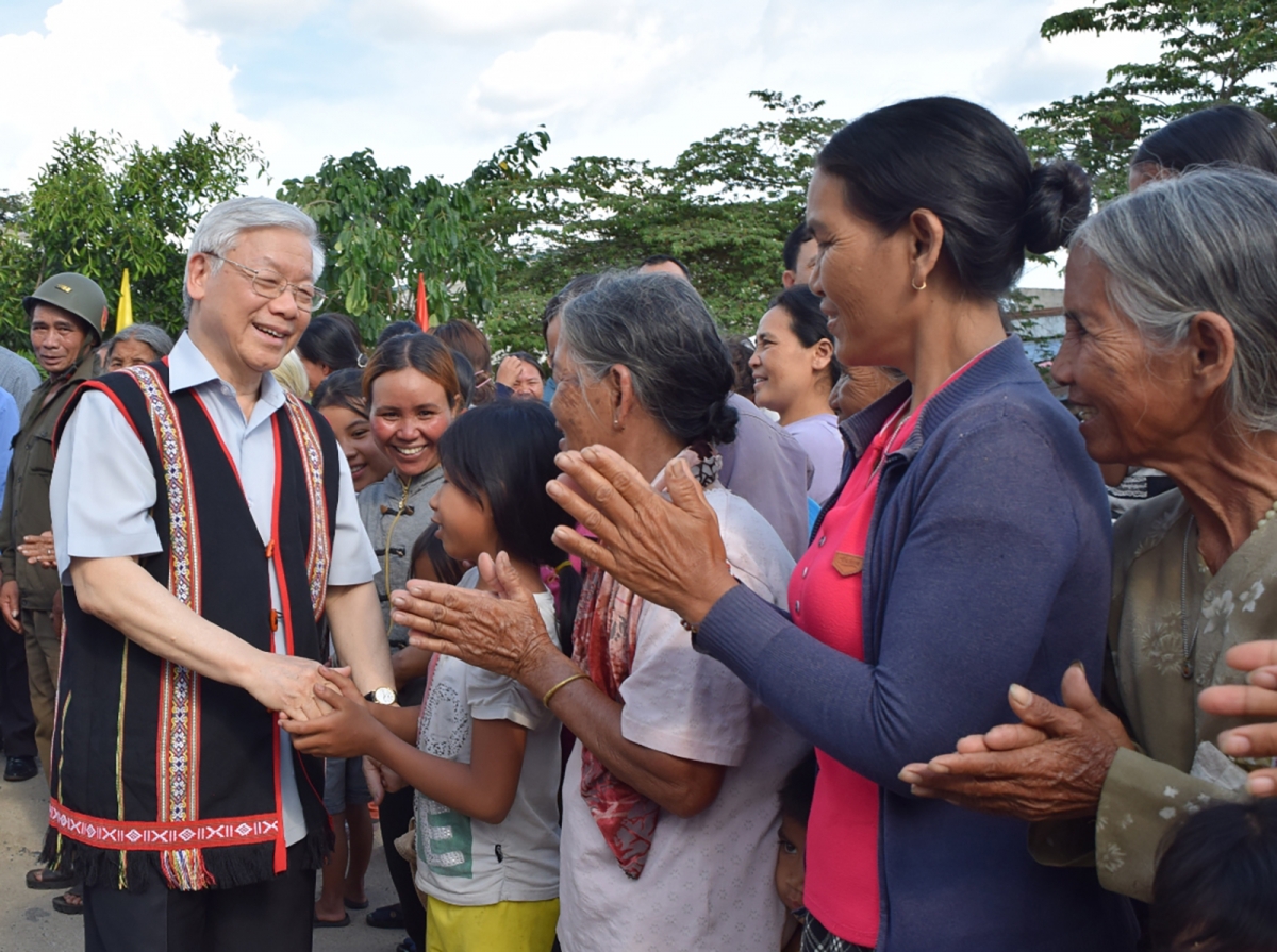 Pôa Nguyễn Phú Trọng - Kăn xiâm pơkuâ hnê ngăn Đảng lăm pôu kuăn pơlê Kon Rờ Bang 2, cheăm Vinh Quang, pơlê kong kơdrâm Kon Tum, kong pơlê Kon Tum khế 4/2017