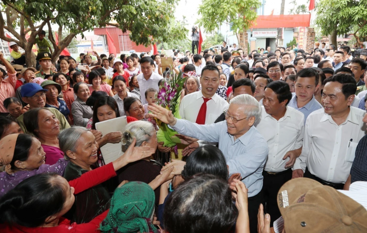 Tổng Bí thư Nguyễn Phú Trọng với nhân dân thôn Thượng Điện, xã Vinh Quang, huyện Vĩnh Bảo trong Ngày hội Đại đoàn kết toàn dân tộc thành phố Hải Phòng (15/11/2017). (Ảnh: Trí Dũng/TTXVN)