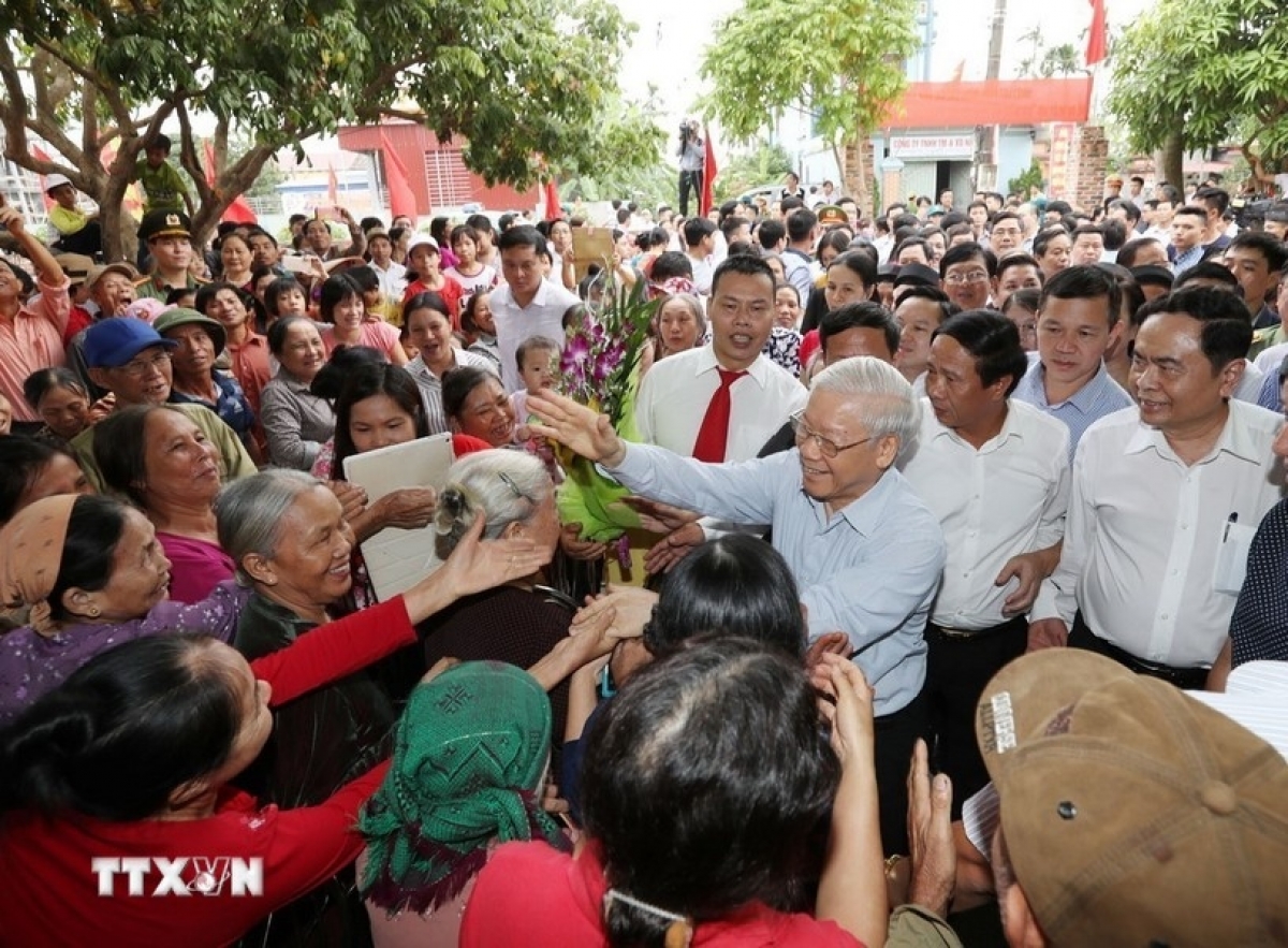 Tổng Bí thư Nguyễn Phú Trọng với nhân dân tại thôn Thượng Điện, xã Vinh Quang, huyện Vĩnh Bảo trong Ngày hội đại đoàn kết toàn dân tộc tại thành phố Hải Phòng (15/11/2017). (Ảnh: Trí Dũng/TTXVN)