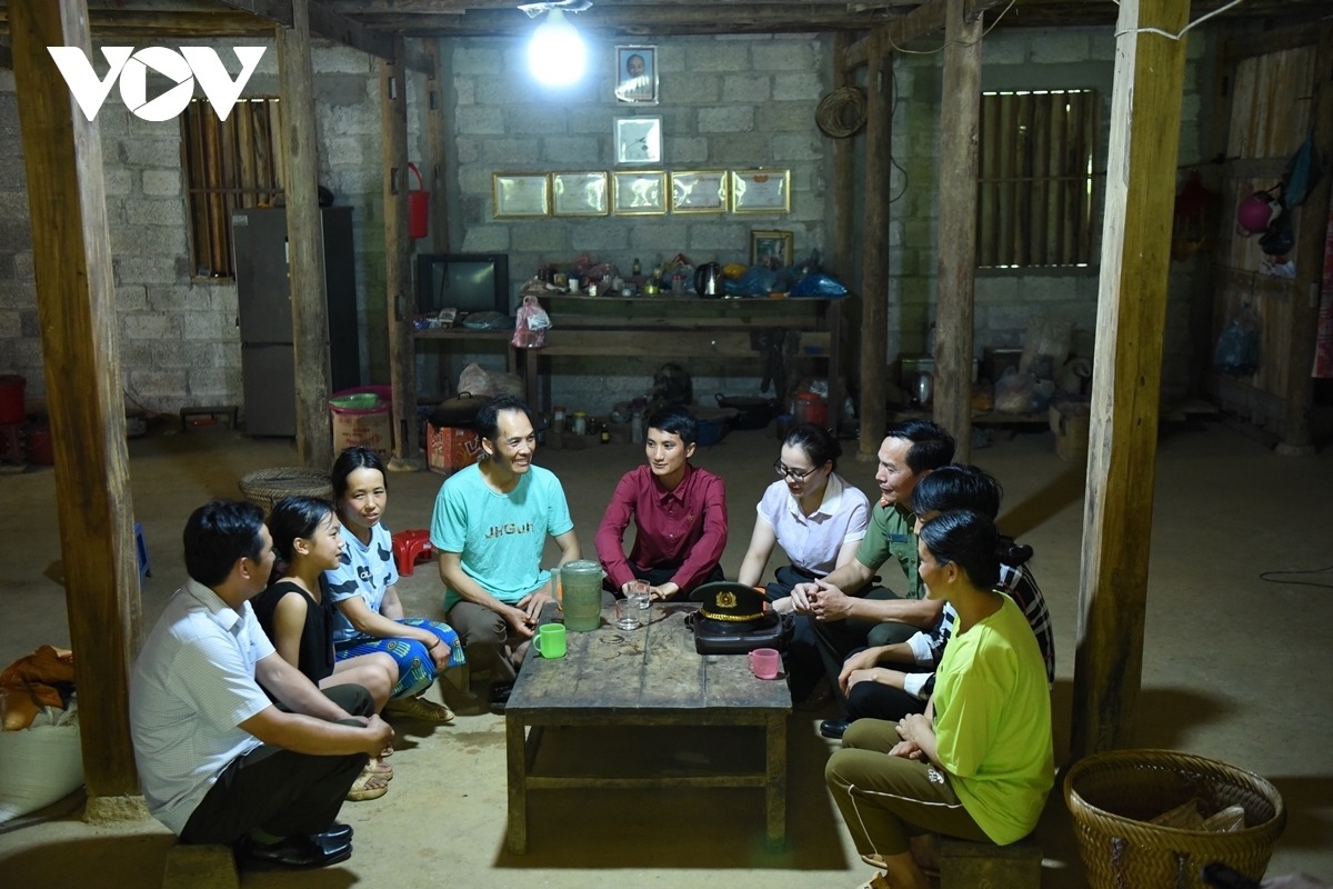 Gia đình anh Hoàng Văn Sỹ (người ngồi giữa áo xanh), người Mông
ở xóm Lũng Mủm, xã Thượng Thôn. Ảnh: VOV.VN