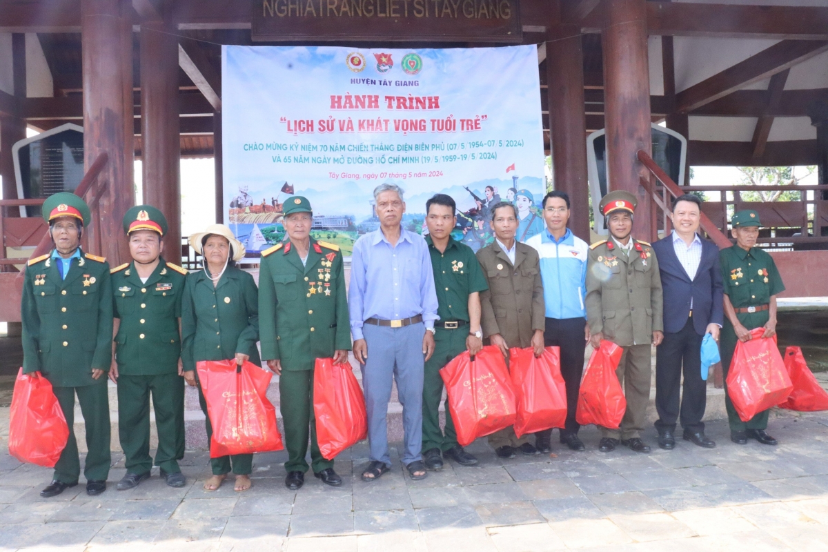 Tặng quà thương bệnh binh và các gia đình chính sách