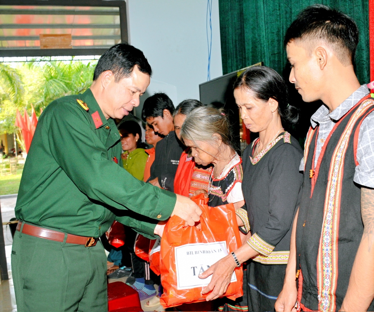 Đại tá ồng Khuất Bá Cao - Ƀí thư Đảng ủy, Phó Kwang đơng lam bồ Ƀiñ đoàn 15 pà phan ai làng bol jơi bơtiàn dồ êt nă cau tàm tiah nhàr lơgar càr Gia Lai in