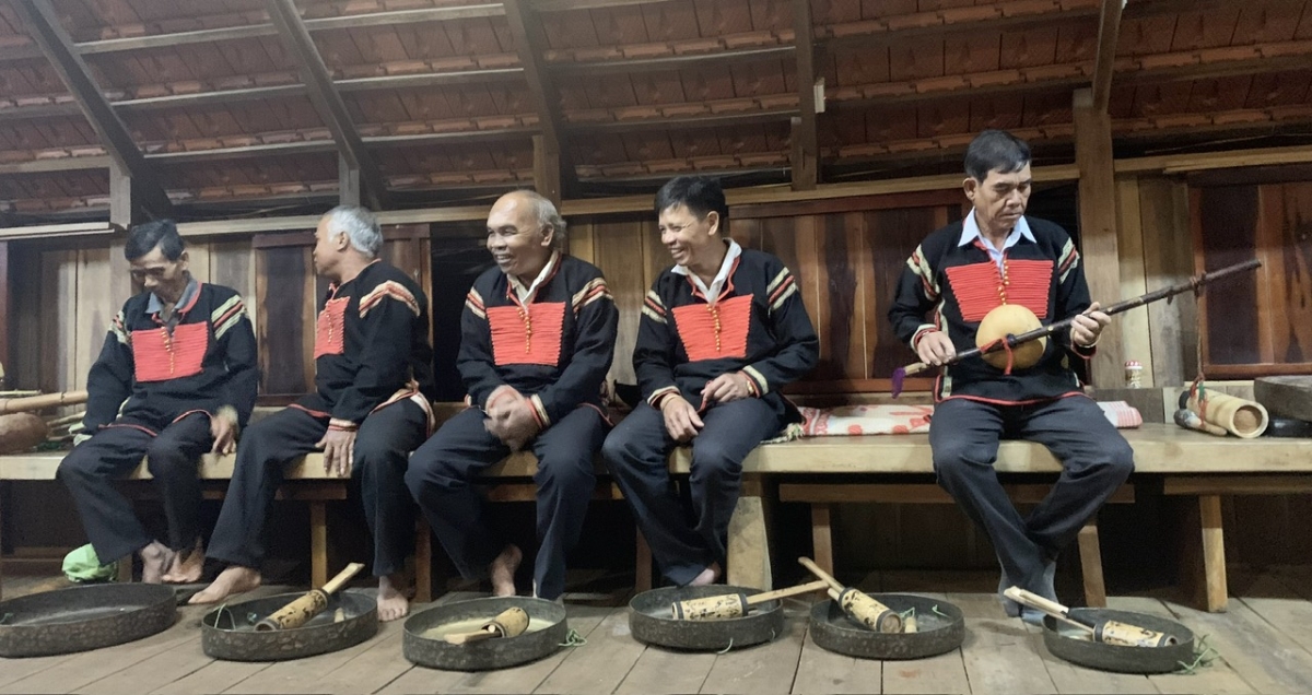 Khu vâi krâ ƀuôn Sut Mđưng mơđah tơdroăng chêng koăng, tơmeăm xah hêi a ƀuôn Akŏ Dhông