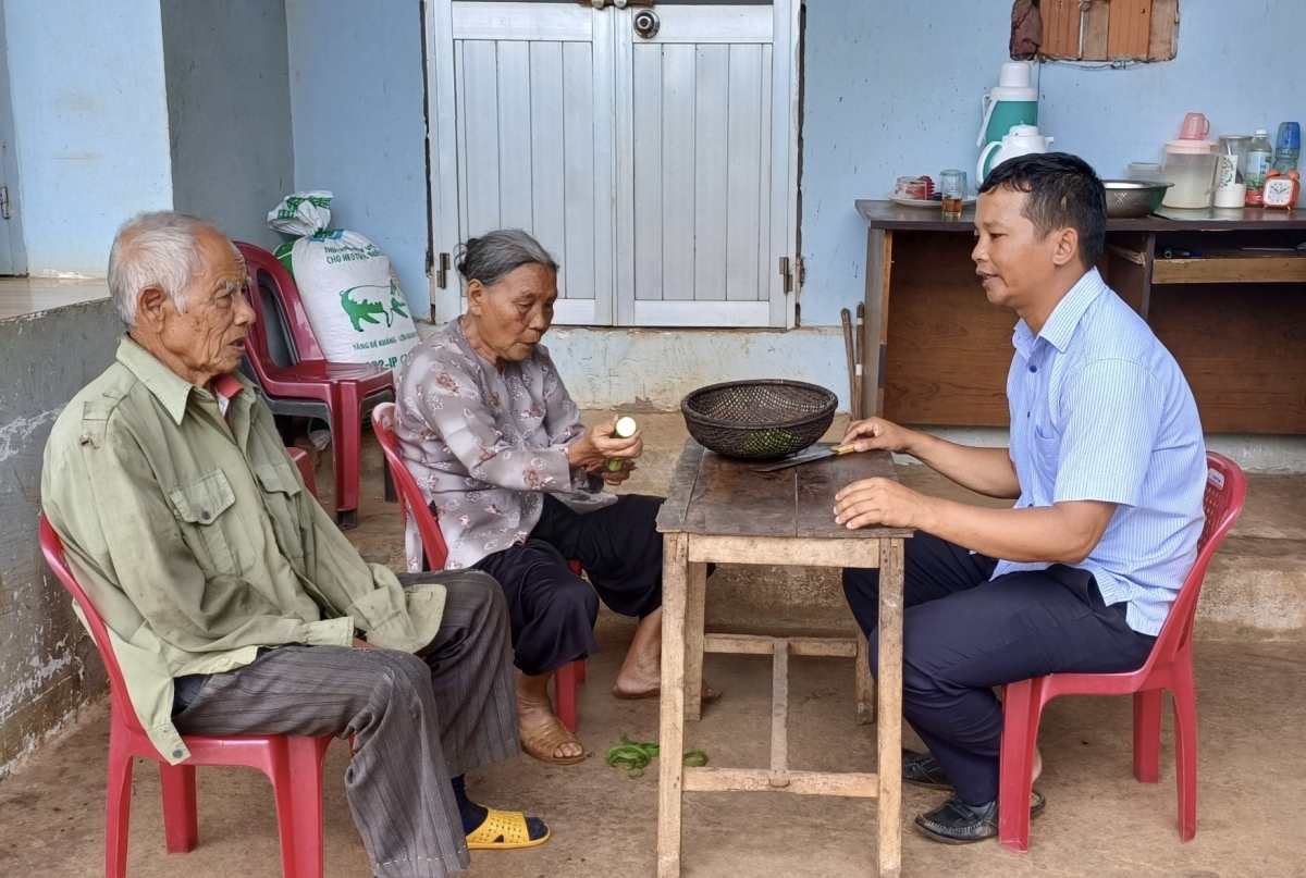 Cán bộ chính quyền, đoàn thể xã Dliê Yang, huyện Ea Hleo, tỉnh Đắk Lắk quan tâm thăm hỏi động viên người dân.