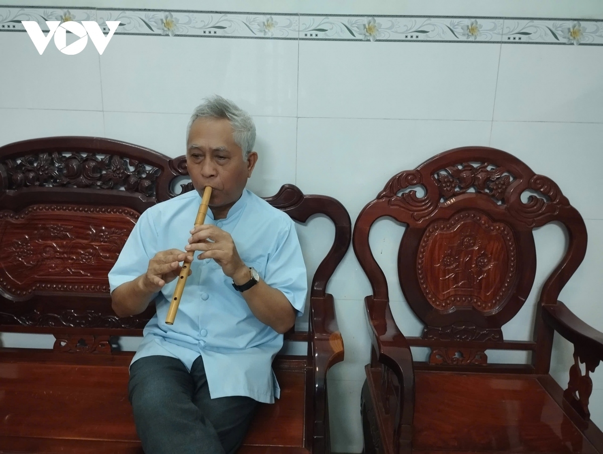 
 Ông Thạch Thia Sê Rây biểu diễn thổi sáo