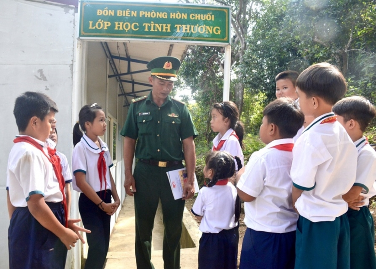 Thiếu tá QNCN Trần Bình Phục, Phó đội trưởng Đội Vận động quần chúng Đồn Biên phòng Hòn Chuối saong dom adei anek saih