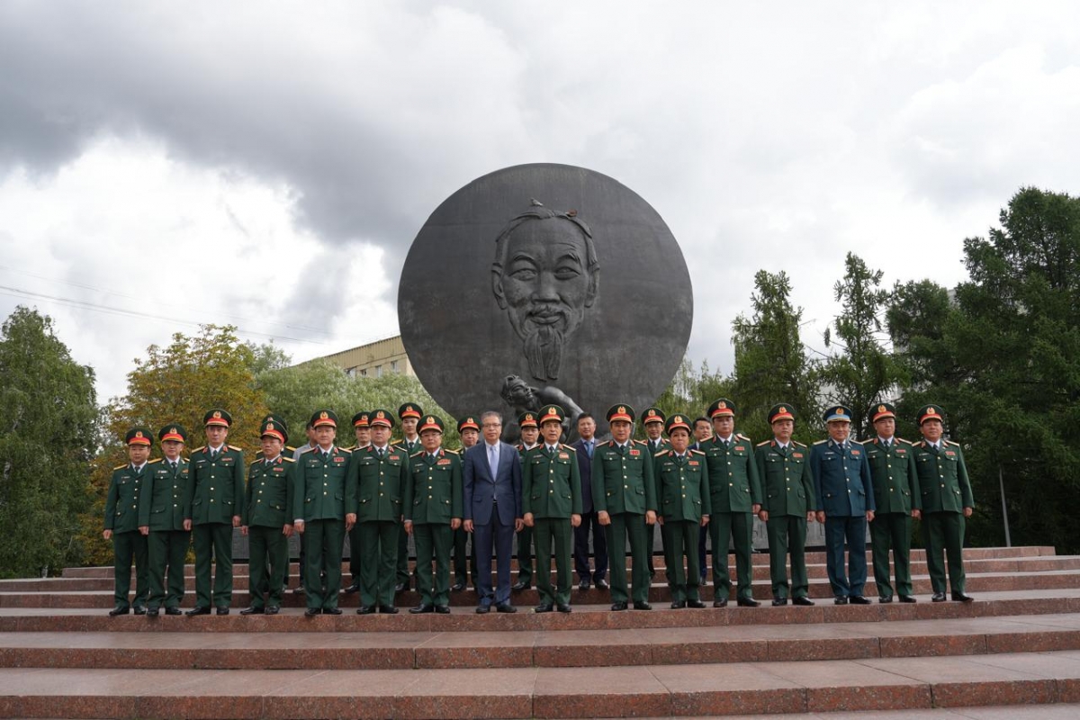 
Đại tướng Phan Văn Giang păng khul tang măt ăn Anih tơm vei lăng khul linh teh đak Việt Nam plang pơyơ̆r pơkao ƀât Mul man Ƀok Hô tơ̆ Mátxcơva, teh đak Nga