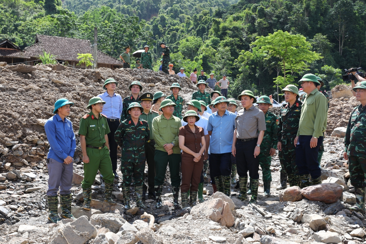 
Phó Thủ tướng Trần Lưu Quang dăr lăng tơdrong hơmet pơ ‘lơ̆ng hiong răm đơ̆ng đak tơjroh tơ̆ Điện Biên