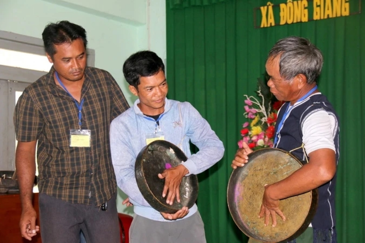 Nghệ nhân pa choom đoọng ha lang p'niên chi ớh chiing acoon cóh Cơ Ho. 