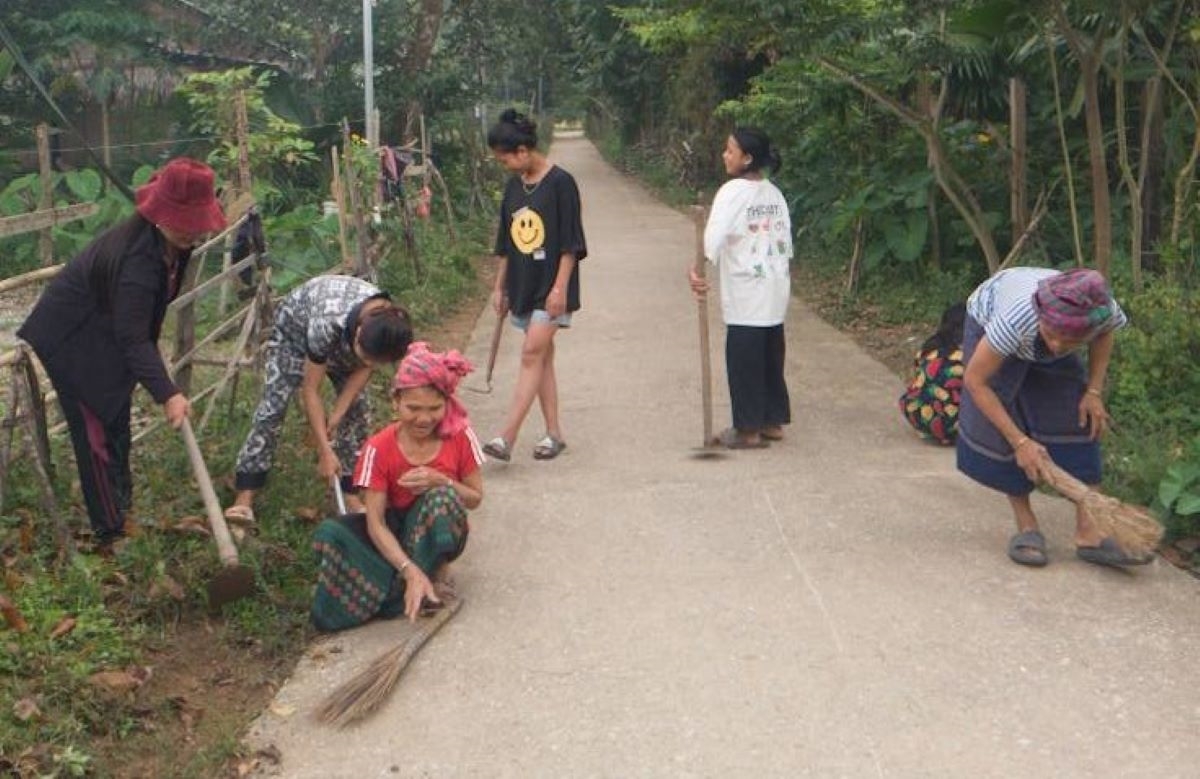 Đồng bào Chứt ở bản La Trọng 1, xã Trọng Hóa dọn vệ sinh để "nhà sạch, đường sạch, bản sạch".