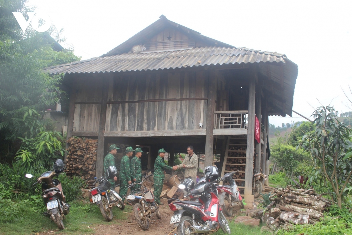 Anh Vì Văn Lun, đội trưởng Đội vận động quần chúng, Đồn biên phòng Chiềng Tương trực tiếp hỗ trợ
2 hộ gia đình đặc biệt khó khăn