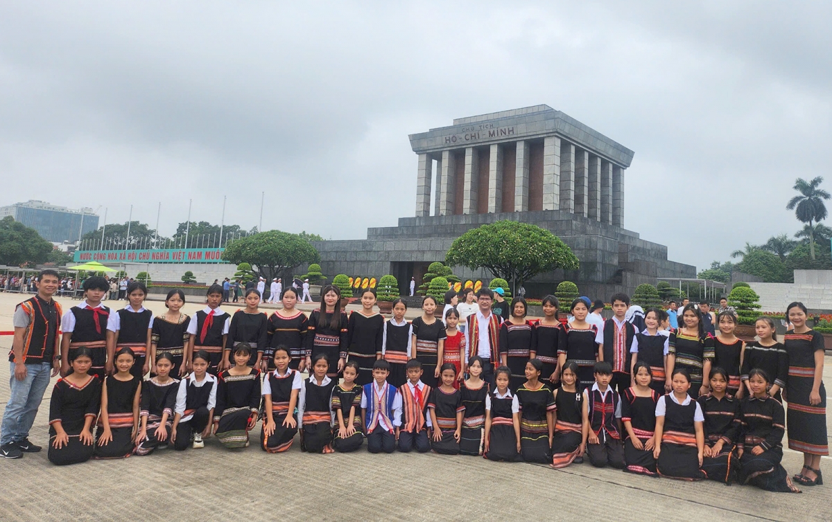 Châ lo lăm pôu tíu chôu ‘măn poăng Pôa Hồ cho tơdroăng ki hâk tơngăm kân ƀă mâu vâi o hok tro hdroâng kuăn ngo Rơteăng