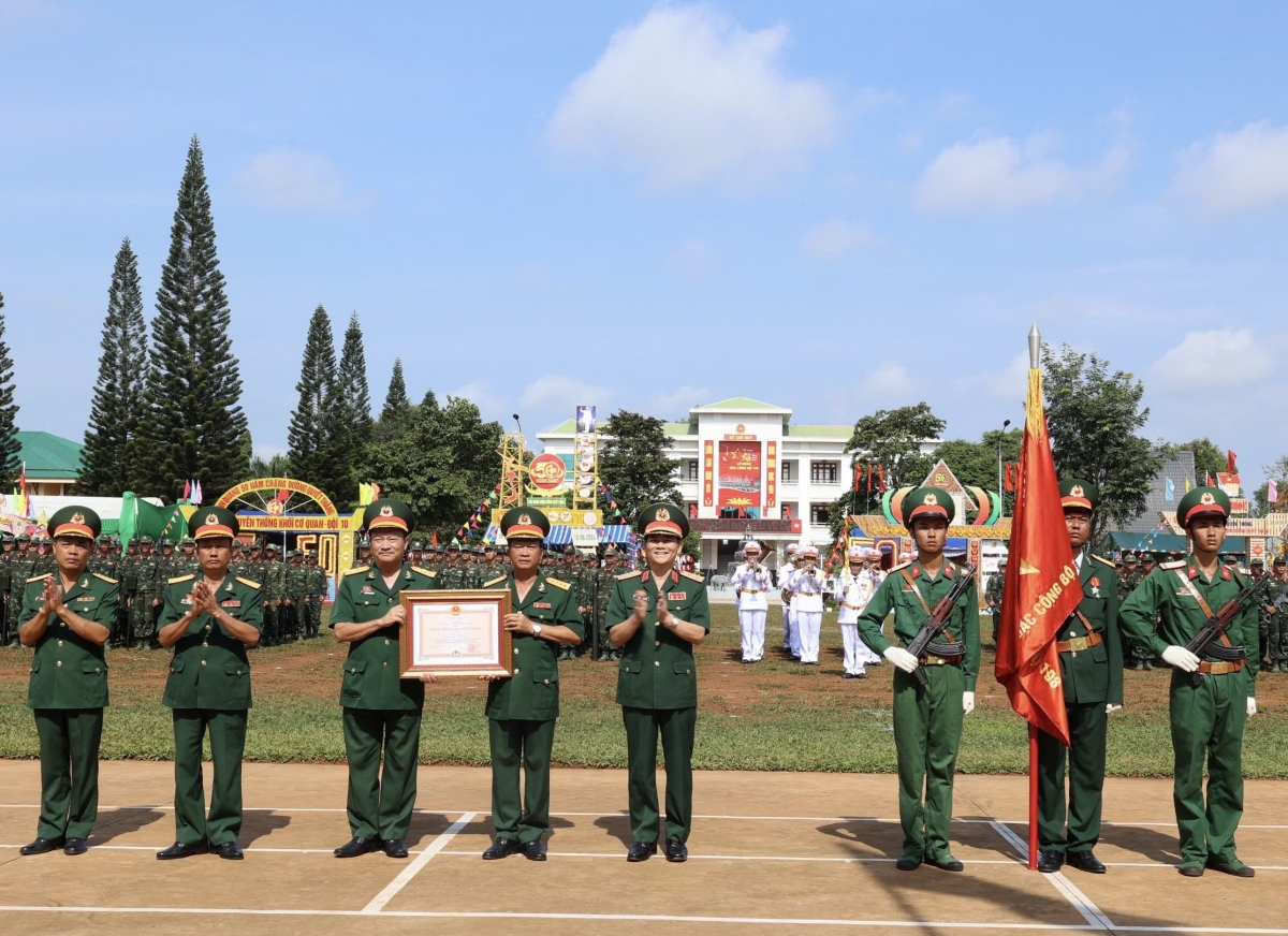 Trung tướng ồng Phạm Trường Sơn jàu Gai lòng Sền gàr dà lơgar khà dùl pà Lữ đoàn Đặk kông ƀộ 198 in