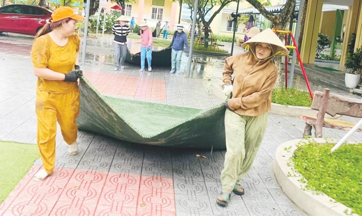 Thầy cô giáo dọn dẹp trường lớp sẵn sàng đón học sinh