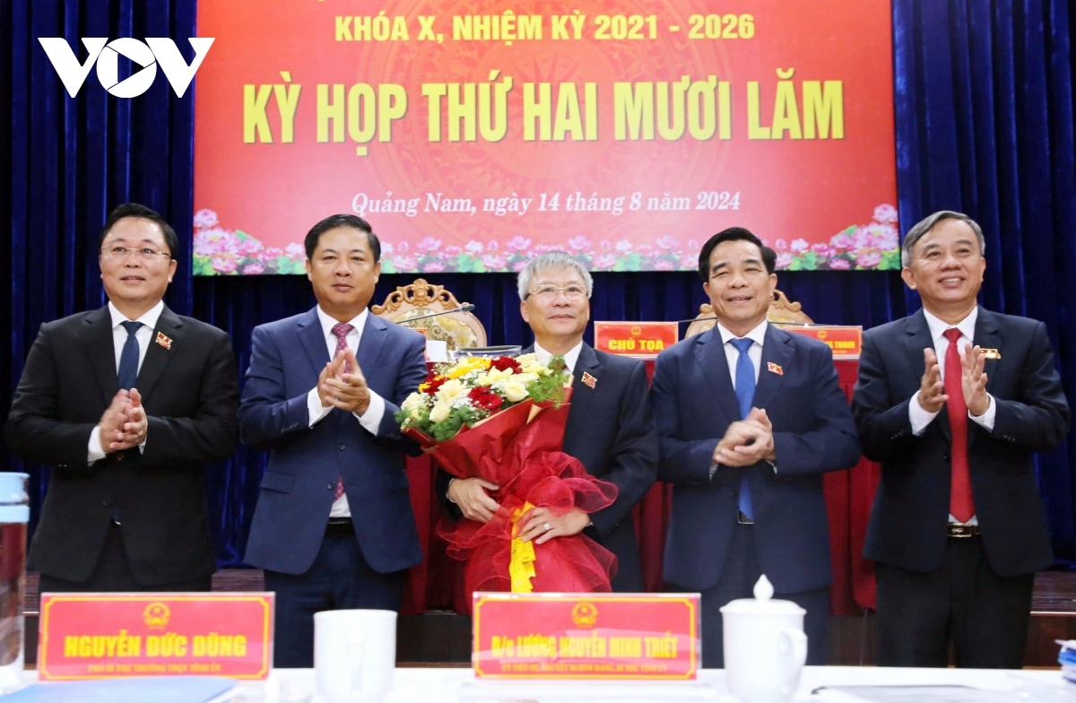 Ông Lương Nguyễn Minh Triết, Bí thư Tỉnh uỷ Quảng Nam (thứ 2 từ trái sang), ông Lê Văn Dũng, Chủ tịch UBND tỉnh Quảng Nam (thứ 2 từ phải sang) cùng lãnh đạo tỉnh tặng hoa chúc mừng ông Nguyễn Đức Dũng (giữa).
