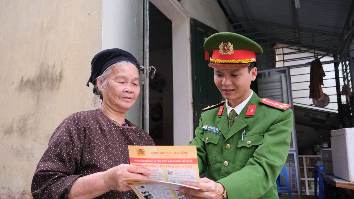 Thượng úy Nguyễn Danh Tùng gắn bó cùng người dân biên giới xã Cách Linh, huyện Quảng Hòa, Cao Bằng