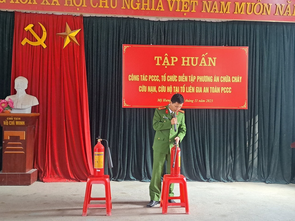 Với nghiệp vụ được học, anh trở thành hạt nhân cho công tác tuyên truyền, tập huấn công tác phòng cháy chữa cháy cho cán bộ và nhân dân trên địa bàn